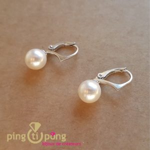 Boucles d’oreilles « Adèle » en argent 925 rhodié et perle de cristal blanc de SPARK