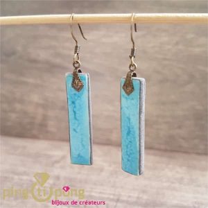 Boucles d&rsquo;oreilles longues en céramique et émail bleu ciel de C. ALLOING