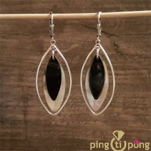 Boucles d’oreilles dormeuses en nacre naturelle blanche et teintée noire – bijoux en nacre de La petite Sardine