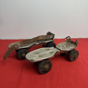 Ancienne paire de patins à roulettes vintage réglable