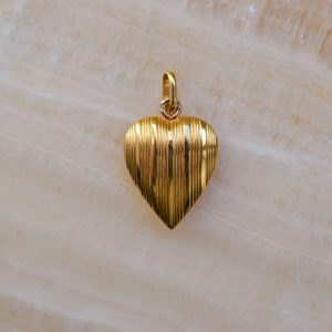 Pendentif coeur décor rainuré