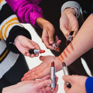 Créez votre maquillage naturel : rouge à lèvre et crème à bronzer