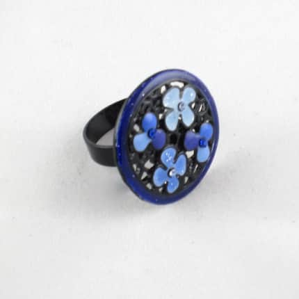 Bague émail fleurs bleues et résille – Image 3