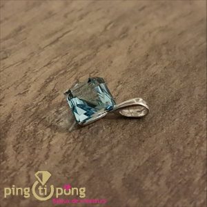 Pendentif cube en cristal de Swarovski® bleu aigue-marine de SPARK