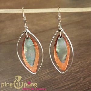 Boucles d’oreilles dormeuses forme pétale orange et gris – bijoux en nacre La petite Sardine – Made in France