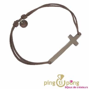 Croix en argent sur lacette taupe L’avare