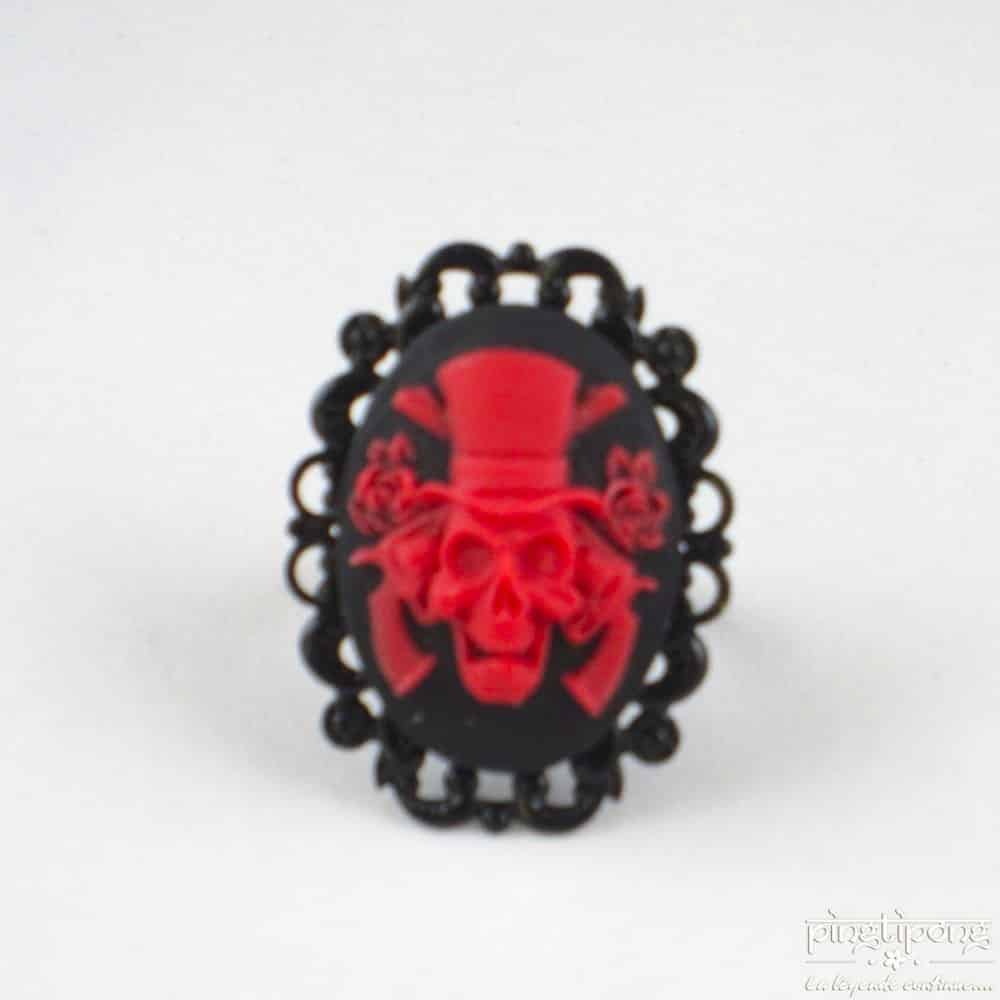 Bague camée en pâte Fimo tête de mort avec chapeau rouge – Image 3