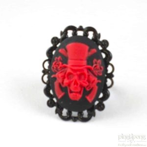 Bague camée en pâte Fimo tête de mort avec chapeau rouge