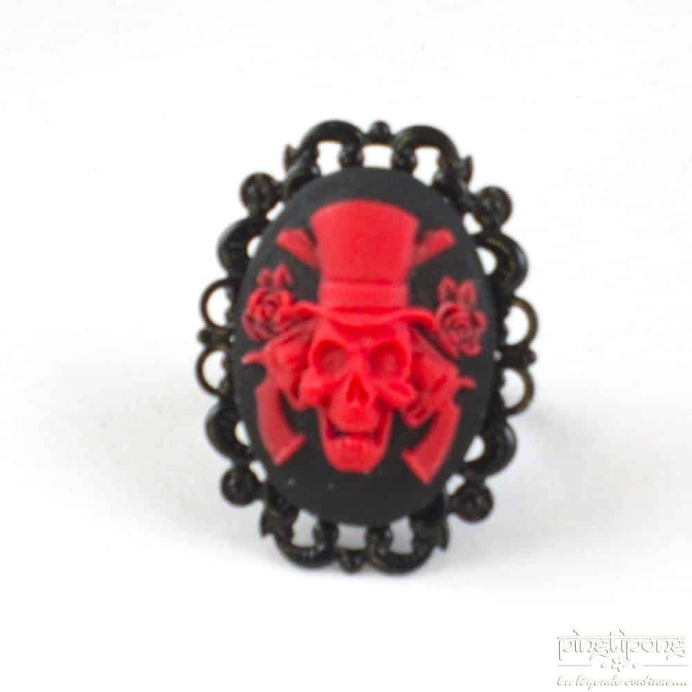 Bague camée en pâte Fimo tête de mort avec chapeau rouge