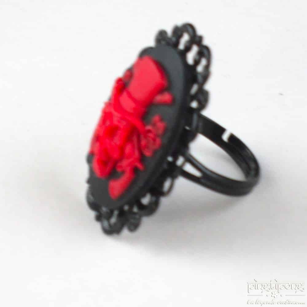 Bague camée en pâte Fimo tête de mort avec chapeau rouge – Image 4