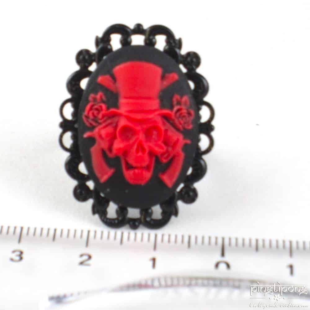 Bague camée en pâte Fimo tête de mort avec chapeau rouge – Image 5