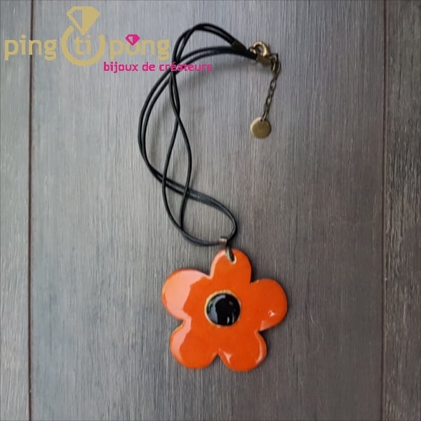 Collier fleur en véritable céramique émaillée orange et noir C. ALLOING – Image 2