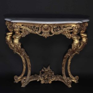 Console aux Putti en chêne sculpté et doré, plateau en marbre de carrare, XIXe