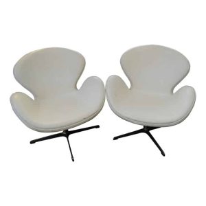 Arne Jacobsen, Pair of « Swan » Armchairs, White Leather, XXth