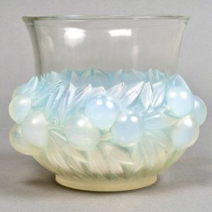 1930 René Lalique – Vase Prunes Verre Opalescent Patiné Bleu