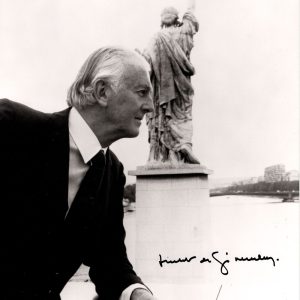 Dédicace – Autographe – Très Rare photo signée au feutre noir par Hubert de Givenchy – Format 18×25