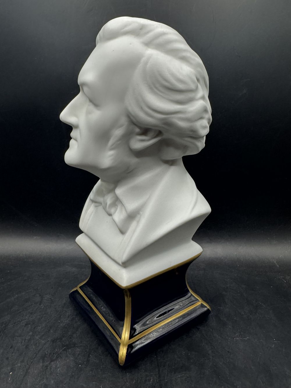 Rare Statuette/buste ancien en biscuit de porcelaine représentant Richard Wagner – Sur piédouche carré en porcelaine bleu par Camille Tharaud – Limoges – France – Décoration – Collection – Image 3