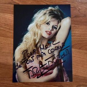 Dédicace – Autographe – Rare photo beau format signée au feutre noir par Brigitte Bardot – Format 15×20 – Collection – Vintage