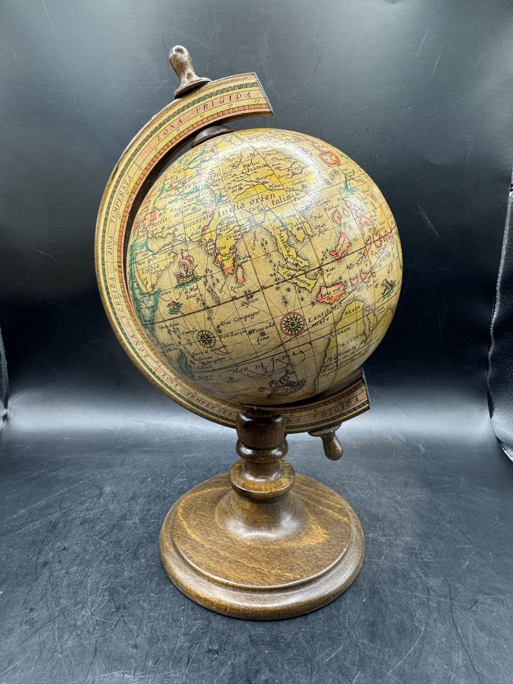 Petit globe terrestre/mappemonde des années 60 – Une reproduction des originaux du 16 ème siècle ou tout était encore à l’époque, à découvrir – Collection – Décoration – Vintage – Image 5
