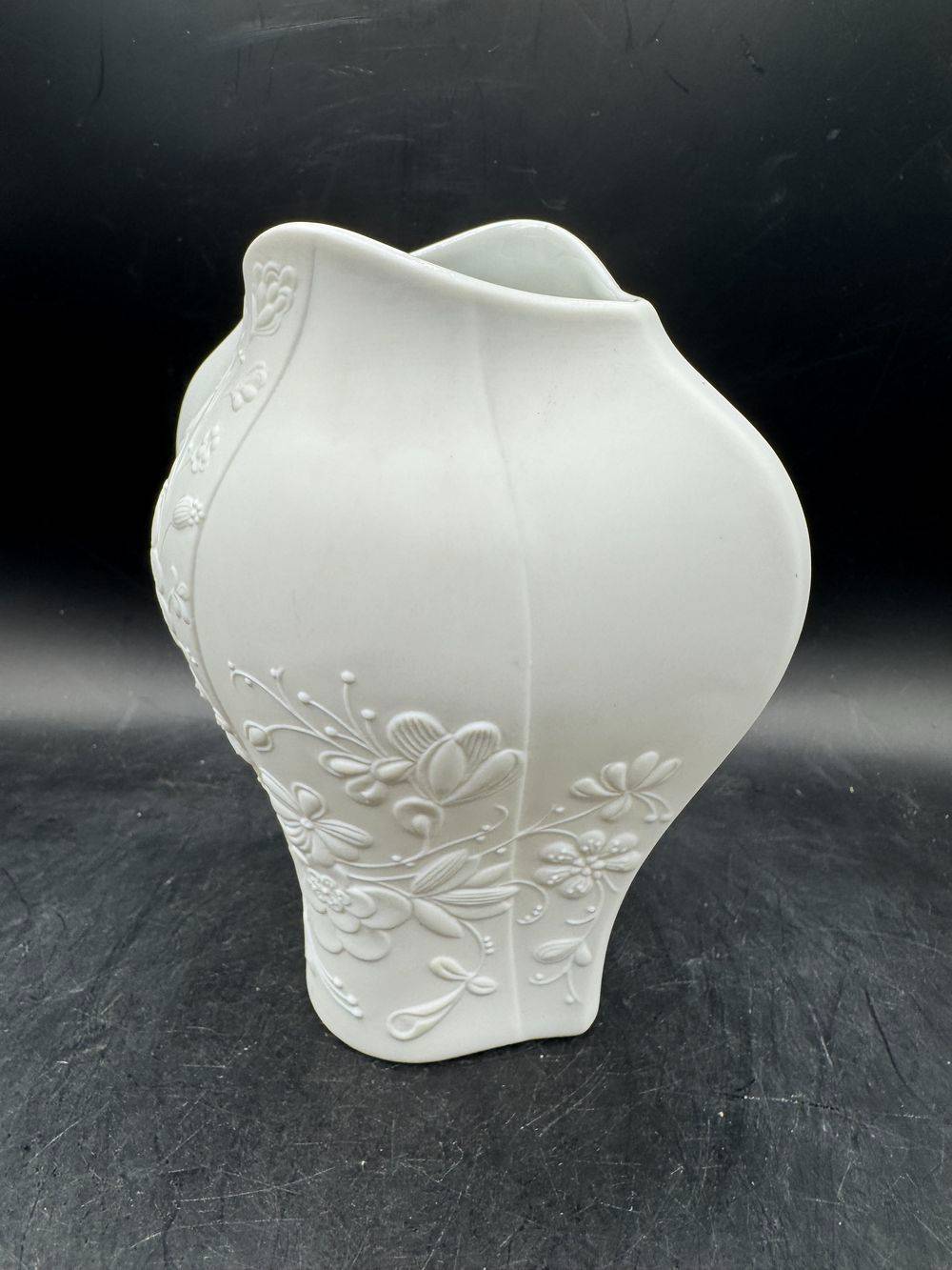 Joli vase en biscuit de porcelaine – AK Kaiser – Germany – 15 cm – blanc au décor floral – Collection – Décoration – Vers 1970 – Image 5