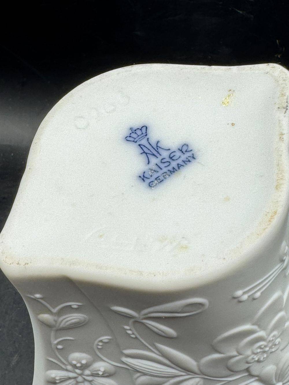 Joli vase en biscuit de porcelaine – AK Kaiser – Germany – 15 cm – blanc au décor floral – Collection – Décoration – Vers 1970 – Image 7