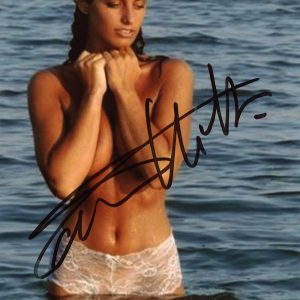 Dédicace – Autographe – Rare photo sexy signée au feutre noir par Laetitia Milot – Format 15×20