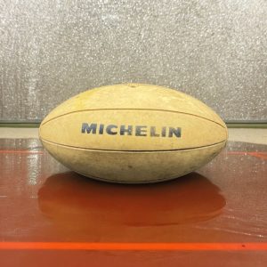Ancien Ballon de rugby vintage Michelin en caoutchouc – Des années 1970 – Rare et Bel objet publicitaire – Collection – Décoration