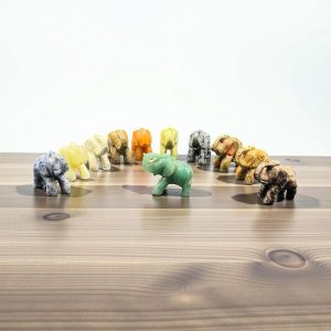 Gros lot / ensemble de 11 anciennes miniatures d&rsquo;Eléphants en pierres dures (multi couleurs) réalisées et sculptées à la main – Asie – Datant des années 80 – Collection – Décoration – Vintage