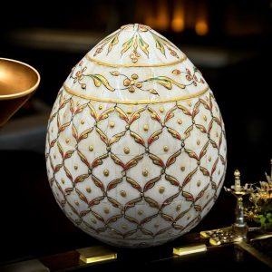 Œuf unique et décoratif incrusté d&rsquo;os avec une décoration bohème peinte à la main – Vers 1960 – Collection – Décoration – Vintage