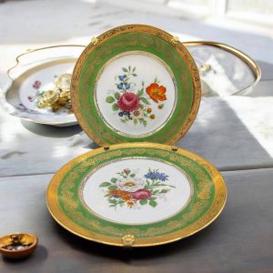 Ensemble de deux rares et anciennes assiettes décoratives en porcelaine de Limoges – France – Décor Or “rehaussé main” – Introuvables en l&rsquo;état – Début 20ème – signées et accroche murale avec griffes – Décoration – Collection