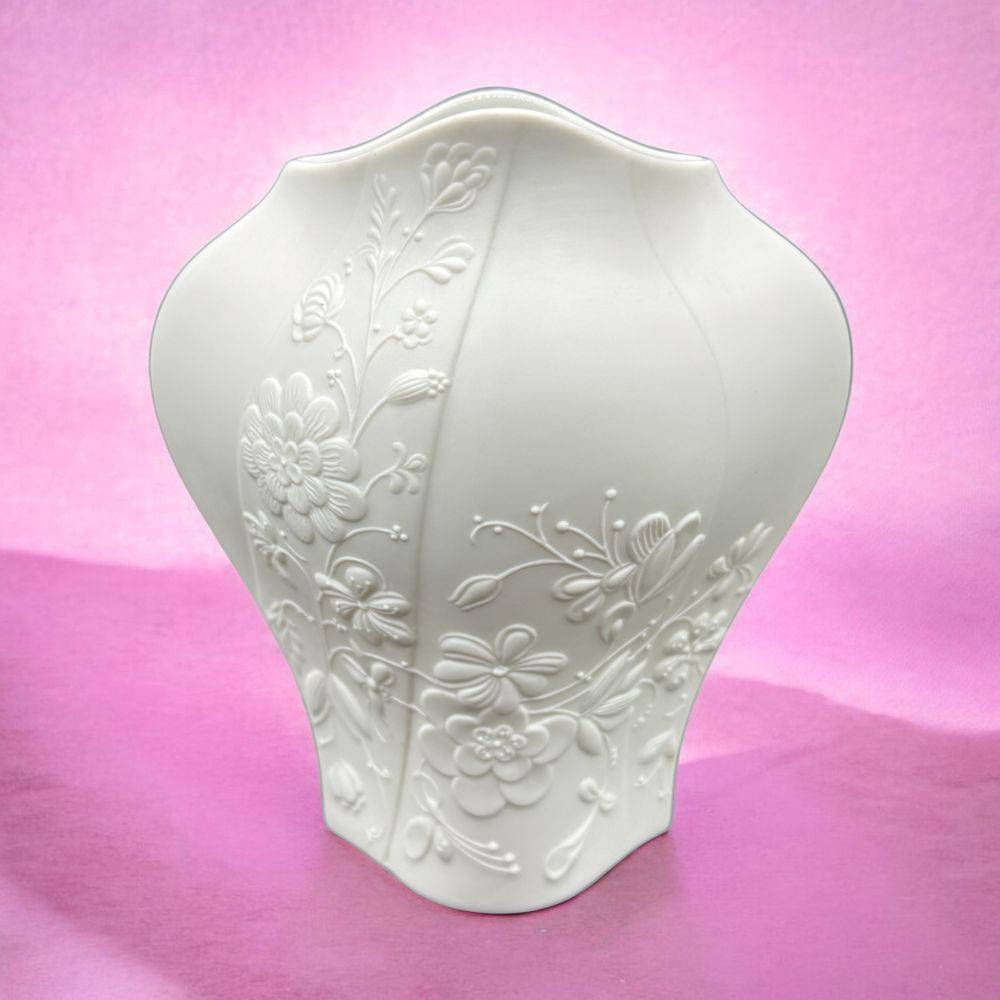 Joli vase en biscuit de porcelaine – AK Kaiser – Germany – 15 cm – blanc au décor floral – Collection – Décoration – Vers 1970 – Image 2